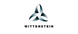 Ein Firmenlogo mit einem metallischen Emblem mit drei FlÃ¼geln Ã¼ber dem Schriftzug â€žWITTENSTEINâ€œ vor einem transparenten Hintergrund, das fÃ¼r industrielle Innovation und MarkenidentitÃ¤t steht.