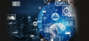 Digitale Schnittstelle mit Symbolen, Diagrammen und Grafiken fÃ¼r Finanz- und GeschÃ¤ftsanalysen, die auf einer blauen, globusÃ¤hnlichen Struktur vor dem Hintergrund einer nÃ¤chtlichen Skyline angezeigt werden.
