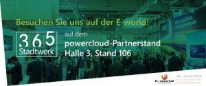 Ausstellungsszene mit vielen Menschen auf einer Messe. Text lautet: â€žBesuchen Sie uns auf der E-world! 365 Stadtwerk am Stand von powercloud-partner, Halle 3, Stand 106.â€œ E-world-Logo und Veranstaltungsinfo unten rechts: â€ž21.â€“23.6.2022, ESSEN / DEUTSCHLAND
