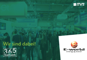 ÃœberfÃ¼llte Ausstellungshalle mit zahlreichen StÃ¤nden und Bannern, grÃ¼ner Ãœberlagerung mit dem deutschen Text â€žWir sind dabei!â€œ und Logos fÃ¼r 365 Stadtwerk und E-world energy & water.