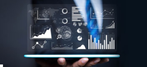 Person mit einem Tablet, auf dem mehrere Datenvisualisierungen angezeigt werden, darunter Balkendiagramme, Liniendiagramme, Kreisdiagramme und Netzwerkdiagramme, vor einem dunklen Hintergrund.