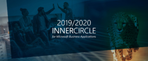 Banner mit dem Text â€ž2019/2020 INNER CIRCLE fÃ¼r Microsoft Business Applicationsâ€ Ã¼ber einem blauen Overlay. Der Hintergrund zeigt eine kollaborative BÃ¼roumgebung mit Menschen an Schreibtischen und Computern. Das Logo von Microsoft Solutions Partner erscheint in der unteren rechten Ecke.
