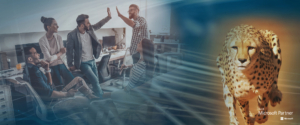 Szene aus dem BÃ¼roalltag, in der sich Menschen mit einem High Five begrÃ¼ÃŸen, Ã¼berlagert mit einem Bild eines Geparden und dem Microsoft Partner-Logo.