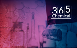 Ein Chemielabor mit verschiedenen GerÃ¤ten und der Aufschrift â€ž365 Chemicalâ€œ an einer Wand.