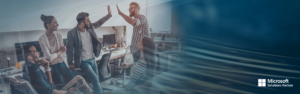 Gruppe von Menschen in einer modernen BÃ¼roumgebung, versammelt um Schreibtische mit Computern, zwei Personen geben sich ein High-Five. Auf der rechten Seite eine blaue Ãœberblendung mit dem Microsoft Solutions Partner-Logo.