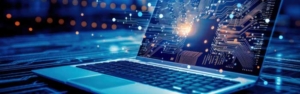 Laptop auf einem Schreibtisch mit leuchtenden Schaltkreismustern auf dem Bildschirm, die digitale Technologie und Datenfluss symbolisieren.