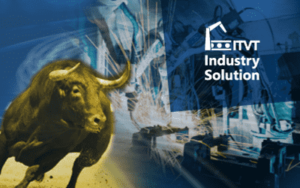 Ein dynamisches zusammengesetztes Bild, das links SchweiÃŸroboterarme mit Funken und rechts einen angreifenden Stier zeigt, der StÃ¤rke und Industrie symbolisiert. Der Text â€žIndustry Solutionâ€œ mit einem Fabriksymbol erscheint in der unteren linken Ecke. Bild im Besitz von ITVT.