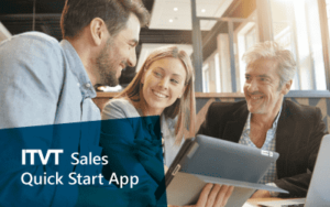 Drei Personen versammeln sich um einen Laptop, auf dessen Bildschirm die â€žITVT Sales Quick Start Appâ€œ angezeigt wird.