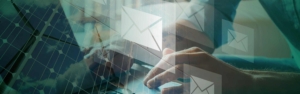 HÃ¤nde, die auf einem Laptop tippen, Ã¼berlagert von Umschlag-Symbolen, die E-Mail-Kommunikation symbolisieren, und einem schwachen Gittermuster im Hintergrund.
