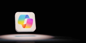 Farbenfrohes abstraktes Logo auf einem quadratischen Symbol, hervorgehoben vor einem dunklen Hintergrund.