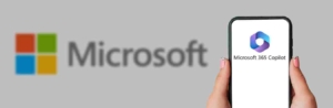 Microsoft-Logo und ein Smartphone mit dem Microsoft 365 Copilot-Logo.