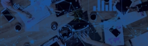 ITVT-Themenbezogene Illustration eines digitalen Arbeitsbereichs mit Laptops, Tablets und Dokumenten auf einem Holztisch, Ã¼berlagert mit blauen Netzwerkgrafiken, Datendiagrammen und einem kreisfÃ¶rmigen Fortschrittsbalken bei 45 %, der die Technologieintegration und datengesteuerte Zusammenarbeit symbolisiert.