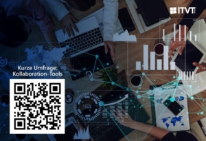 Draufsicht auf einen Schreibtisch mit Laptops, Tablets und Dokumenten, Ã¼berlagert mit digitalen Diagrammen und Grafiken, QR-Code auf der linken Seite mit dem deutschen Text â€žKurze Umfrage: Kollaboration-Toolsâ€œ.