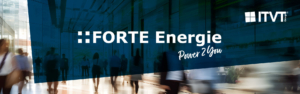 Eine geschÃ¤ftige moderne Innenumgebung mit Menschen, die aufgrund ihrer Bewegung verschwommen sind. Ãœber dieser Szene liegt ein dunkelblaues, durchscheinendes Banner mit dem Text â€ž::FORTE Energie Power 2 Youâ€ in fetter weiÃŸer Kursivschrift. Das Logo der ITVT Group wird in der oberen rechten Ecke angezeigt.