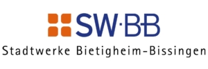 Logo der SWBB mit vier orangefarbenen Quadraten auf der linken Seite und den blauen Buchstaben â€žSWÂ·BBâ€ auf der rechten Seite, gefolgt vom Text â€žStadtwerke Bietigheim-Bissingenâ€ darunter.