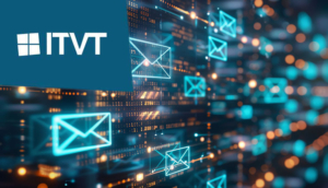 ITVT-Logo mit digitalem Hintergrund und leuchtenden E-Mail-Symbolen, die fÃ¼r elektronische Kommunikation stehen.