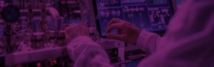 Ein Laborant, der sich auf einen Computer konzentriert, umgeben von wissenschaftlichen GerÃ¤ten und Forschungsmaterialien.