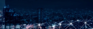 Nachtansicht der Skyline einer Stadt mit beleuchteten GebÃ¤uden und einer digitalen NetzÃ¼berlagerung aus verbundenen Punkten und Linien.
