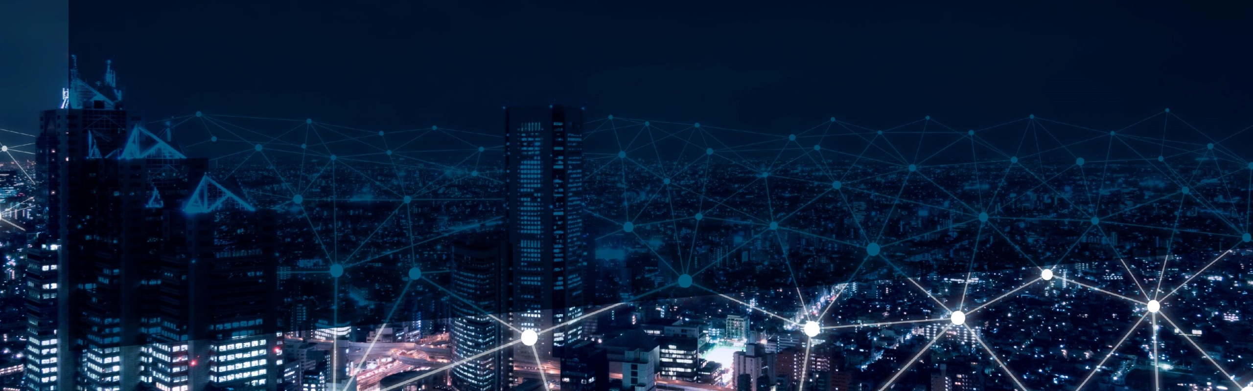 Nachtansicht der Skyline einer Stadt mit beleuchteten GebÃ¤uden und einer digitalen NetzÃ¼berlagerung aus verbundenen Punkten und Linien.