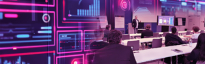 PrÃ¤sentation der ITVT Group zum Thema KI im Kundenservice mit neonpinken und violetten digitalen Grafiken im Hintergrund, die einen Redner und das sitzende Publikum in einem Konferenzraum zeigen.