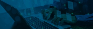 Eine Person, die sich auf das Tippen auf einem Laptop konzentriert, wobei ihre HÃ¤nde Ã¼ber der Tastatur positioniert sind.