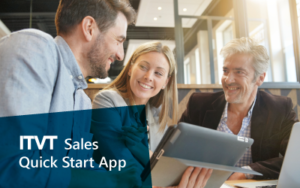 Drei Personen versammeln sich um einen Laptop, auf dessen Bildschirm die â€žITVT Sales Quick Start Appâ€œ angezeigt wird.