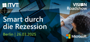 ITVT Vision Roadshow-Banner mit dem Thema â€žSmart durch die Rezessionâ€œ, Veranstaltungstermin 26. MÃ¤rz 2025 in Berlin, mit Microsoft-Logo und einer Draufsicht auf ein GeschÃ¤ftstreffen mit einem Laptop, auf dem Diagramme und Dokumente auf einem Holztisch angezeigt werden.