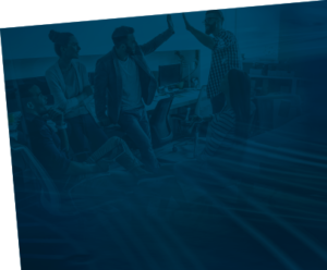 Menschen, die in einem BÃ¼ro mit blauem Hintergrund zusammenarbeiten, zwei davon geben sich ein High-Five.