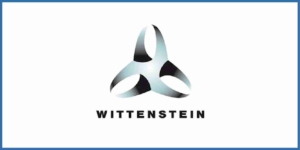 Ein Firmenlogo mit einem metallischen Emblem mit drei FlÃ¼geln Ã¼ber dem Schriftzug â€žWITTENSTEINâ€œ vor einem transparenten Hintergrund, das fÃ¼r industrielle Innovation und MarkenidentitÃ¤t steht.