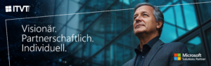 Ein ITVT-Banner, das eine professionelle Person in einer modernen architektonischen Umgebung zeigt, mit dem Text â€žVisionÃ¤r. Kooperativ. MaÃŸgeschneidert.â€œ neben dem ITVT-Logo und dem Microsoft Solutions Partner-Emblem, das fÃ¼r die maÃŸgeschneiderten und kooperativen TechnologielÃ¶sungen von ITVT steht.
