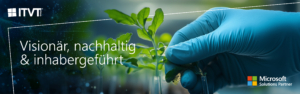 Ein ITVT-Banner, auf dem eine behandschuhte Hand zu sehen ist, die in einer Laborumgebung behutsam eine junge grÃ¼ne Pflanze pflegt, mit dem Text â€žVisionÃ¤r, nachhaltig & grÃ¼ndergefÃ¼hrtâ€œ neben dem ITVT-Logo und dem Microsoft Solutions Partner-Siegel, das die langfristige Vision, den Fokus auf Nachhaltigkeit und verantwortungsvolle Innovation von ITVT symbolisiert.