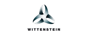 Ein Firmenlogo mit einem metallischen Emblem mit drei FlÃ¼geln Ã¼ber dem Schriftzug â€žWITTENSTEINâ€œ vor einem transparenten Hintergrund, das fÃ¼r industrielle Innovation und MarkenidentitÃ¤t steht.