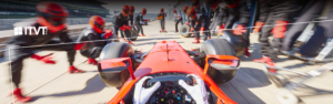 Ein Bild der Marke ITVT, das einen Hochleistungs-Rennwagen wÃ¤hrend eines Boxenstopps aus der Perspektive des Fahrer-Cockpits zeigt, umgeben von einer professionellen Boxencrew und AusrÃ¼stung, als Symbol fÃ¼r Geschwindigkeit, PrÃ¤zision, Teamarbeit und operative Exzellenz.