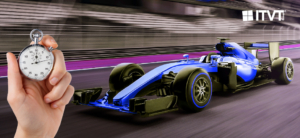 Eine Hand, die eine Stoppuhr neben einem schnittigen Rennwagen hÃ¤lt, betont die Bedeutung der Zeitmessung im Motorsport.