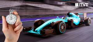 Eine Hand, die eine Stoppuhr neben einem schnittigen Rennwagen hÃ¤lt, betont die Bedeutung der Zeitmessung im Motorsport.