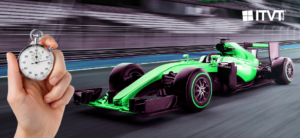 Eine Hand, die eine Stoppuhr neben einem schnittigen Rennwagen hÃ¤lt, betont die Bedeutung der Zeitmessung im Motorsport.