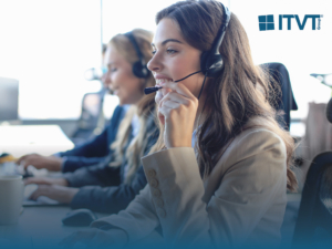 Drei Callcenter-Mitarbeiter mit Headsets, im Vordergrund eine lÃ¤chelnde junge Frau, arbeiten an Computern. Das Logo der ITVT Group erscheint in der oberen rechten Ecke.