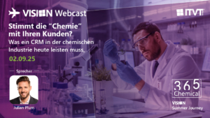 Eine Werbegrafik fÃ¼r einen ITVT Vision-Webcast mit einer Laborszene, in der ein Wissenschaftler eine FlÃ¼ssigkeitsprobe in einer modernen Forschungsumgebung untersucht. Das Layout enthÃ¤lt Veranstaltungsdetails wie den Titel â€žStimmt die Chemie mit Ihren Kunden?â€œ und das Datum 02.09.25 sowie Branding-Elemente von ITVT, 365 Chemical und VISION Summer Journey. In einem Referentenbereich ist ein professionelles PortrÃ¤tfoto mit der Beschriftung â€žJulian Plumâ€œ zu sehen.