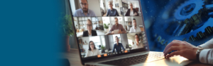 Eine Person, die einen Laptop benutzt und an einem Videoanruf mit mehreren Teilnehmern teilnimmt, die auf dem Bildschirm angezeigt werden.