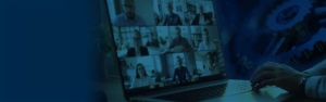 Eine Person, die einen Laptop benutzt und an einem Videoanruf mit mehreren Teilnehmern teilnimmt, die auf dem Bildschirm angezeigt werden.