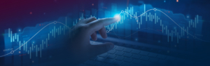 Eine Hand, die auf einen leuchtenden Datenpunkt auf einem digitalen Bildschirm zeigt, auf dem Finanzdiagramme und Grafiken angezeigt werden, mit einer Laptop-Tastatur im Hintergrund. BlautÃ¶ne dominieren das Bild und symbolisieren Technologie und Analytik. Bild von ITVT.