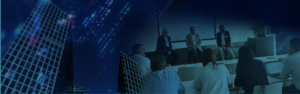 Konferenzsituation mit drei Rednern, die vorne im Raum sitzen und zu einem Publikum sprechen. Auf der linken Seite des Bildes sind abstrakte Grafiken von hohen GlasgebÃ¤uden mit digitalen Lichteffekten zu sehen.