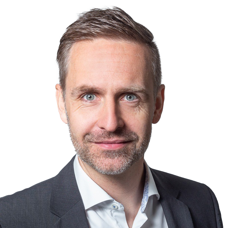 Professionelles Business-Porträt, das eine Person in einem formellen Sakko und einem Hemd mit Kragen vor einem neutralen Hintergrund zeigt und Unternehmensführung, Professionalität sowie ein modernes Geschäftsumfeld verkörpert.