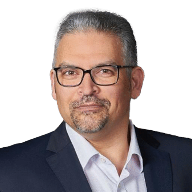 Professionelles Business-PortrÃ¤t, das eine Person in einem formellen Sakko und einem Hemd mit Kragen vor einem klaren, neutralen Hintergrund zeigt und damit unternehmerische ProfessionalitÃ¤t, FÃ¼hrungsstÃ¤rke und ein modernes GeschÃ¤ftsumfeld verkÃ¶rpert.
