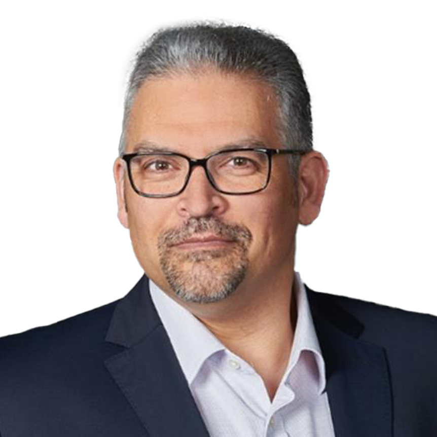 Professionelles Business-Porträt, das eine Person in einem formellen Sakko und einem Hemd mit Kragen vor einem klaren, neutralen Hintergrund zeigt und damit unternehmerische Professionalität, Führungsstärke und ein modernes Geschäftsumfeld verkörpert.
