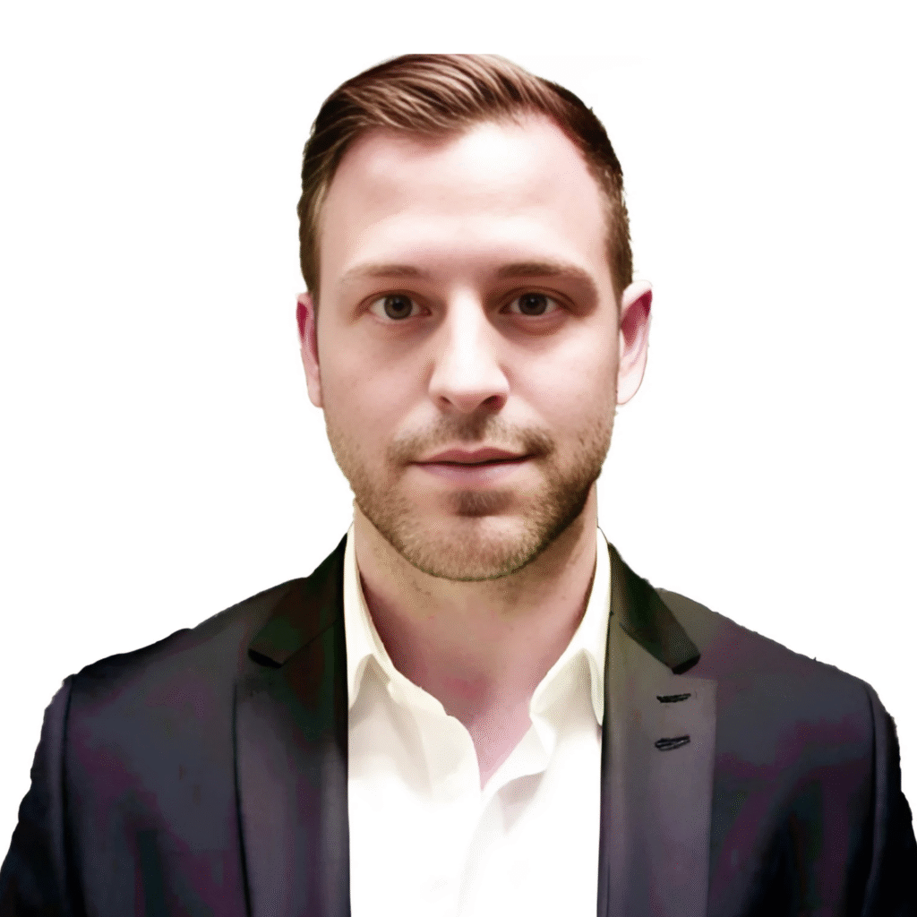 Professionelles Business-PortrÃ¤t einer Person in formellem Sakko und Hemd mit Kragen vor einem klaren weiÃŸen Hintergrund, das unternehmerische ProfessionalitÃ¤t und ein FÃ¼hrungsprofil vermittelt.