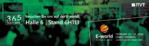 Werbebanner fÃ¼r ITVT auf der Eâ€‘world energy & water 2026. Der Hintergrund zeigt eine verschwommene Menschenmenge in GrÃ¼ntÃ¶nen. Auf der linken Seite sind die Logos von â€ž365 Stadtwerkâ€œ und AvePoint zu sehen, zusammen mit einem Text, der Besucher zur Eâ€‘world einlÃ¤dt: â€žBesuchen Sie uns auf der Eâ€‘world! Halle 6 | Stand 6H113.â€ Rechts ist das Logo der Eâ€‘world energy & water mit den Veranstaltungsdetails zu sehen: 10. bis 12. Februar 2026 in Essen, Deutschland, und die Website www.e-world-essen.com.