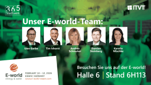 Werbegrafik mit dem Titel â€žUnser Eâ€‘worldâ€‘Teamâ€œ mit fÃ¼nf Platzhalterfotos von Teammitgliedern und darunter angezeigten Namen: Uwe Garbe, Tim Ishorst, Andrea Schmuker, Damian Steinberg und Karolin Mischke. Das Logo der ITVT Group erscheint oben links und das Logo von 365 Stadtwerk oben rechts. Im unteren Bereich befindet sich das Logo der Eâ€‘world energy & water mit Veranstaltungsdetails (10. bis 12. Februar 2026, Essen, Deutschland, www.eâ€‘worldâ€‘essen.com) und einem Einladungstext: â€žBesuchen Sie uns auf der Eâ€‘world! Halle 6 | Stand 6H113.â€œ Der Hintergrund zeigt eine grÃ¼n getÃ¶nte Veranstaltungsszene.