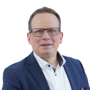 Ein professionelles PortrÃ¤t einer Person, die eine marineblaue Anzugjacke und ein weiÃŸes Hemd trÃ¤gt, fotografiert vor einem sauberen weiÃŸen Hintergrund. Das Bild wurde fÃ¼r das Corporate Branding und die Materialien von ITVT erstellt.