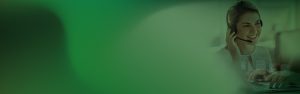 Ein grÃ¼n getÃ¶nter Hintergrund, auf dem eine Person zu sehen ist, die an einem Laptop arbeitet und Ã¼ber ein Headset spricht, wobei sanfte FarbverlÃ¤ufe den grÃ¶ÃŸten Teil des Bildes ausfÃ¼llen. Bild im Besitz von ITVT.